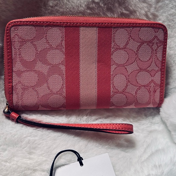 Coach Dempsey Continental Wallet/ Wristlet . Brand new with tags never used - Picture 4 of 6